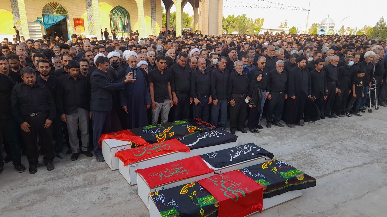 پیکر ۴ جانباخته حادثه عصر تاسوعا در رفسنجان خاکسپاری شد/جاری اشک بر بیگناهان مقتول