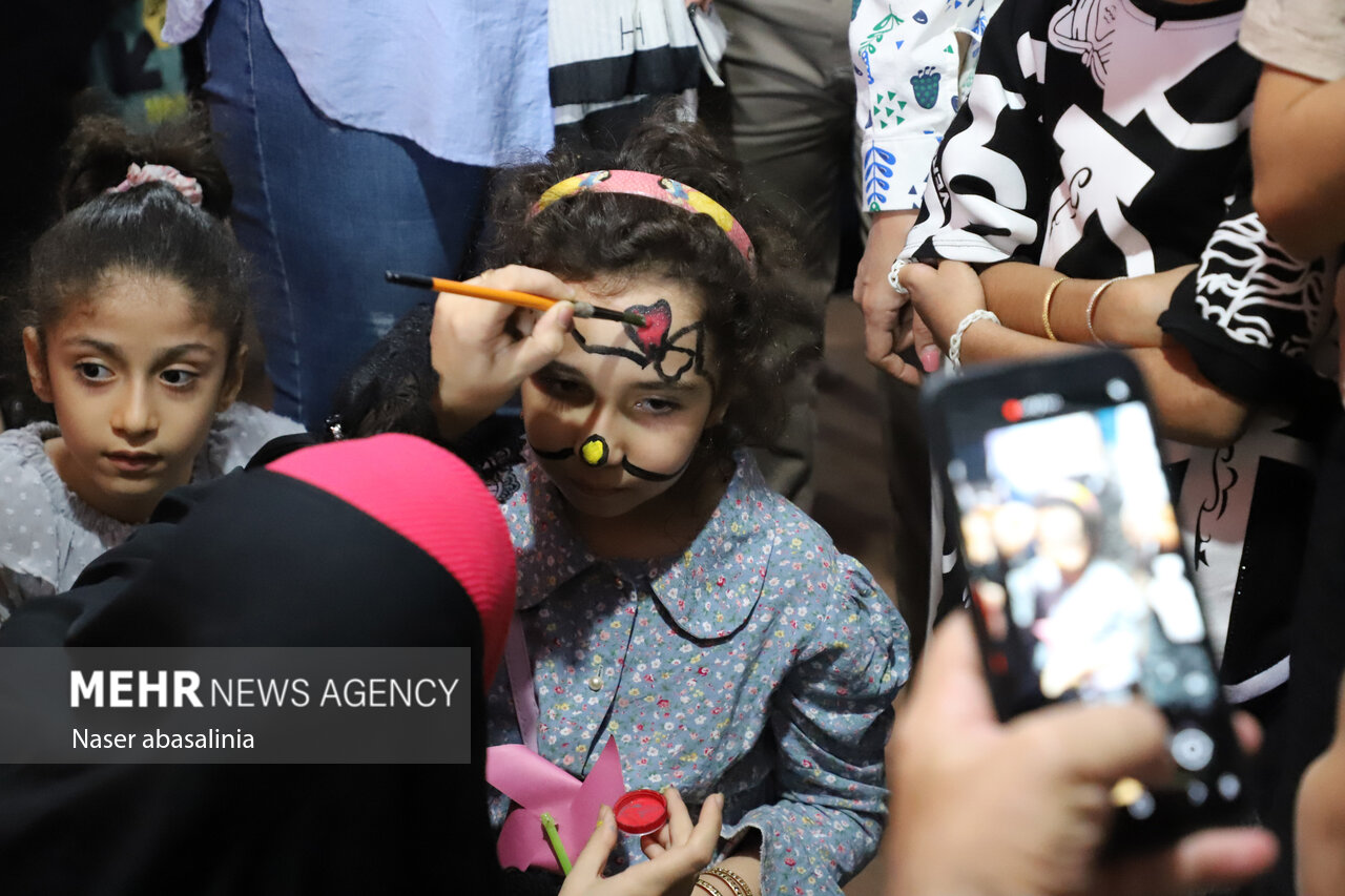چهره کودکان در مهمانی امت احمد رنگی شد