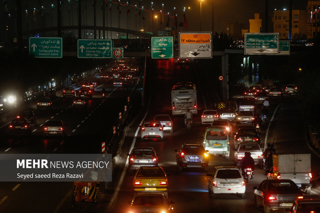 کاربرد شمارههای شبرنگ بر روی پایههای روشنایی بزرگراهها