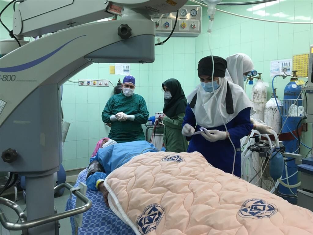 کارخیر وزیر بهداشت در همدان/ جراحی چشم پیرزن روستایی