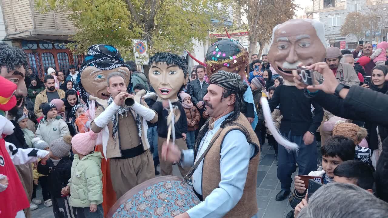 کارناوال شادپیمایی جشنواره استانی تئاتر کردستان در بیجار