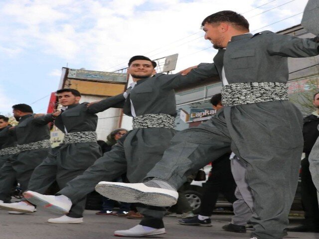 کارناوال شادی پنجمین جشنواره «هه‌لپه‌رکی» در بانه برگزارشد