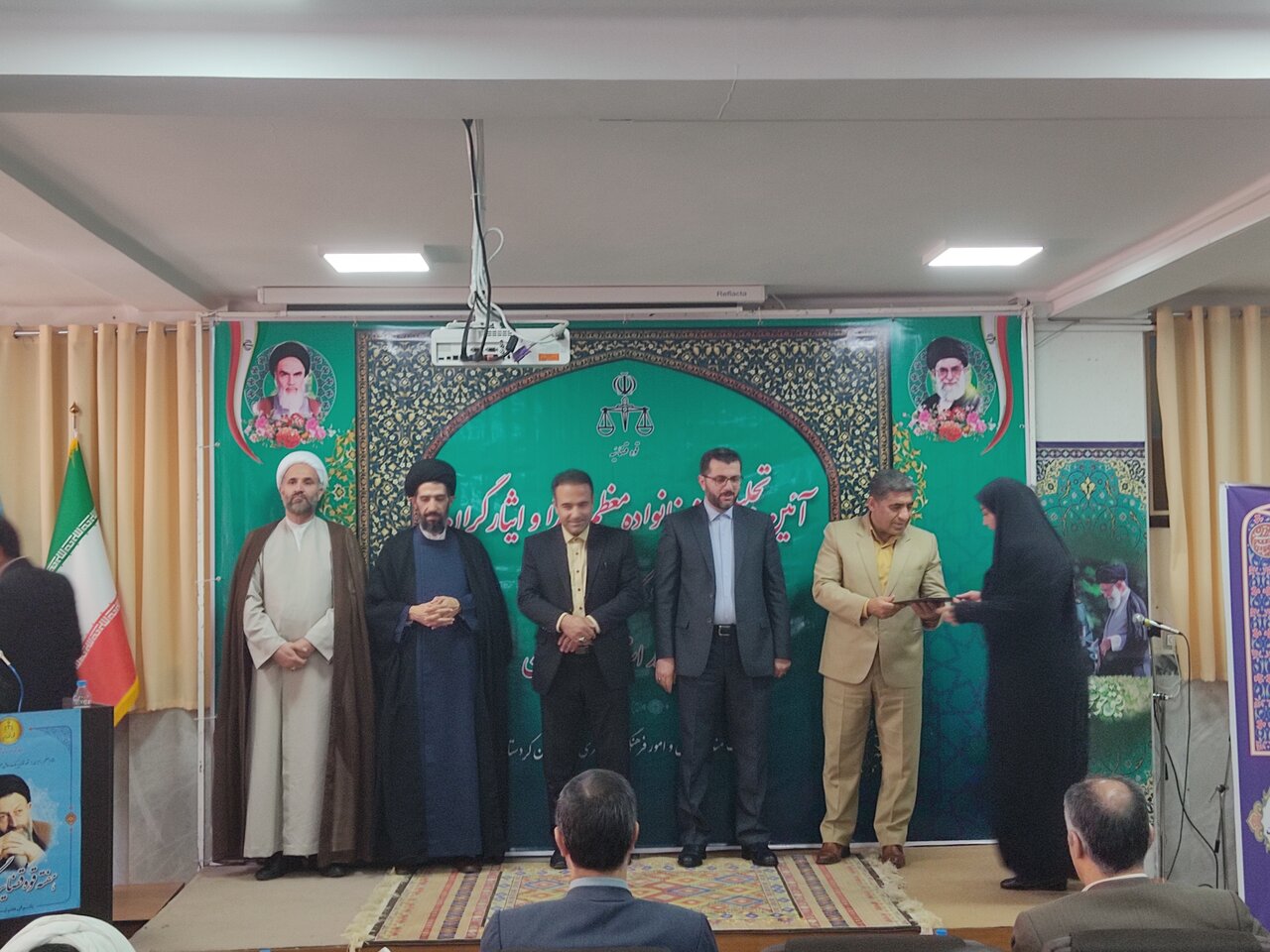 کارکنان شاهد، ایثارگر و نمونه دستگاه قضایی استان کردستان تجلیل شد