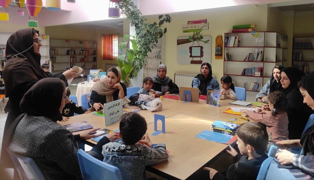 کارگاه کاردستی «مادر و کودک» در کانون پرورش فکری بیجار برگزار شد