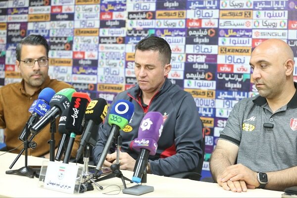 کاری با صحبت های سرمربی استقلال ندارم/ تمرکزم روی تیمم
است