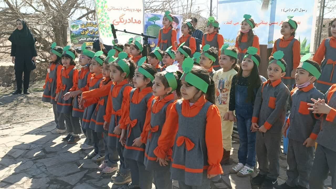 کاشت ۳ هزار اصله نهال در پارک جنگلی پیشکوه تربتحیدریه