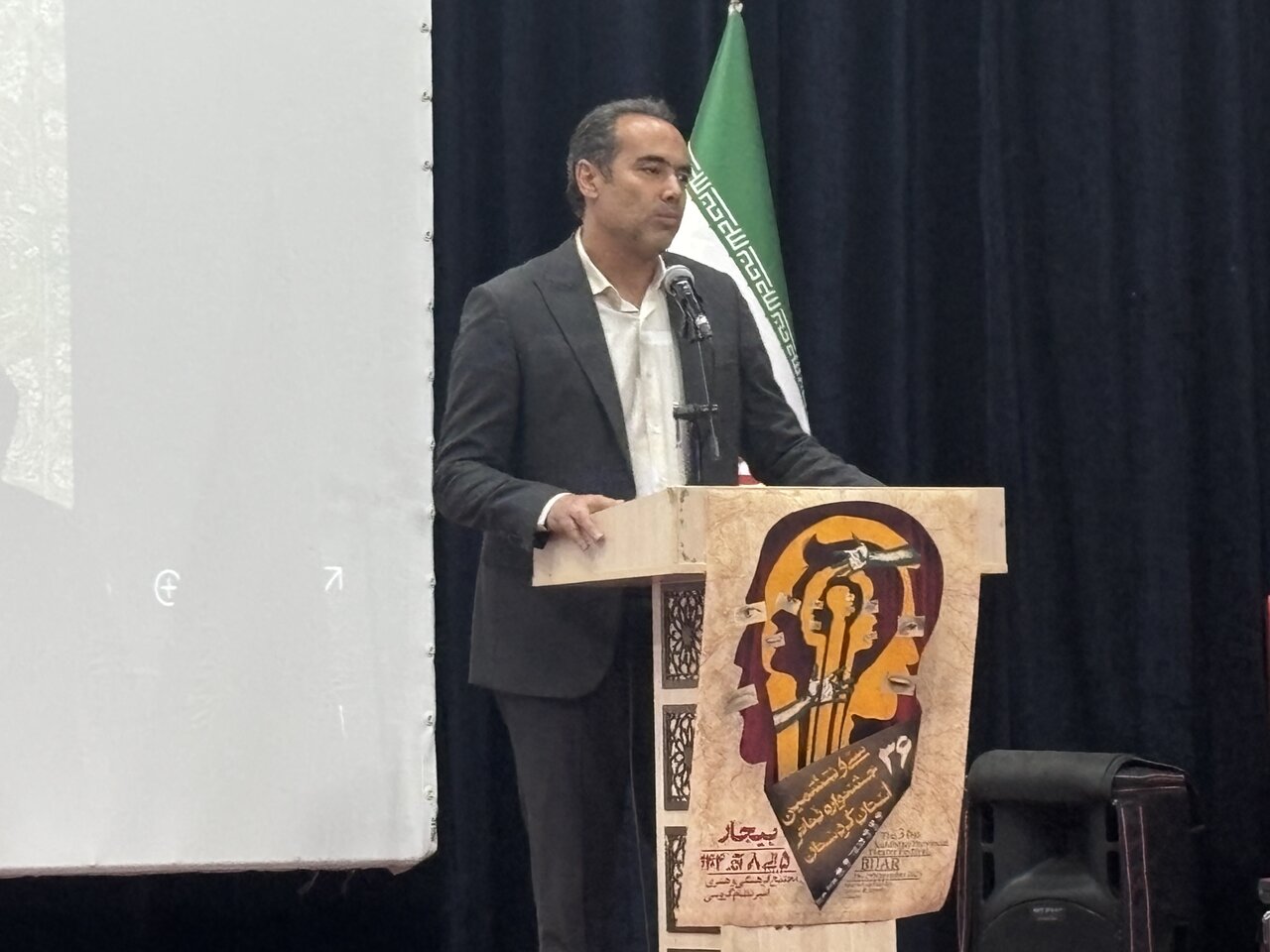 کاظمی: در هجوم فضای مجازی، تنها تئاتر است که جامعه را نجات میدهد