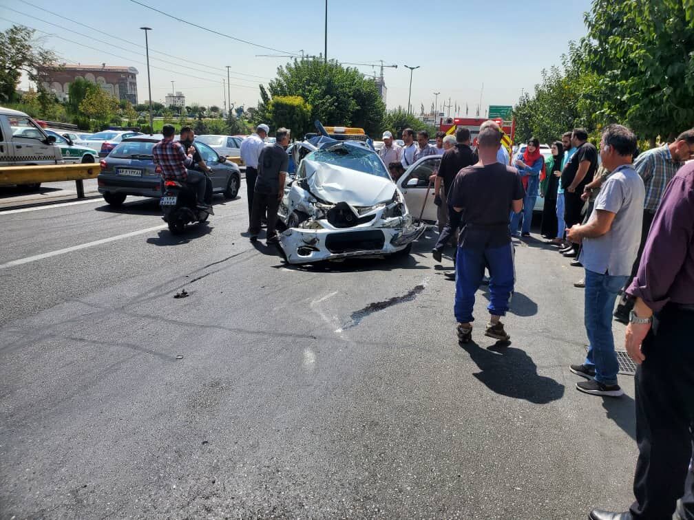 کامیون حمل سیمان موجب تصادف زنجیره‌ای شد