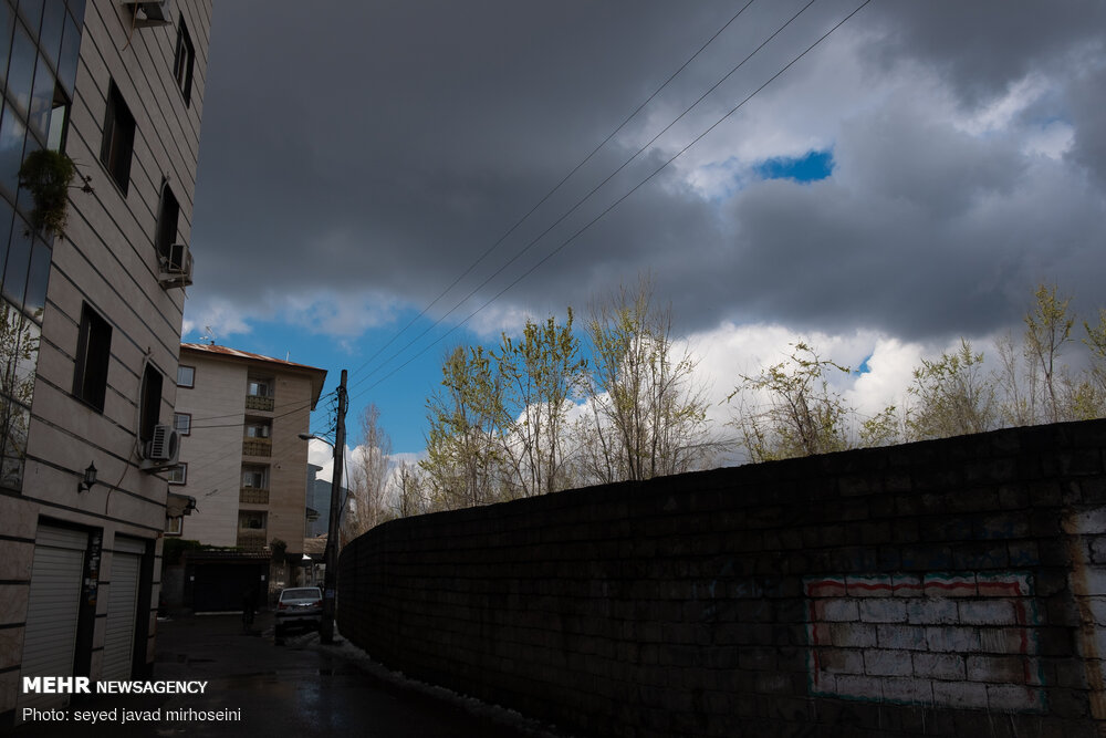 کاهش ۱۰ درجه ای دما در برخی نقاط کشور / تهران جمعه نیمه ابری است