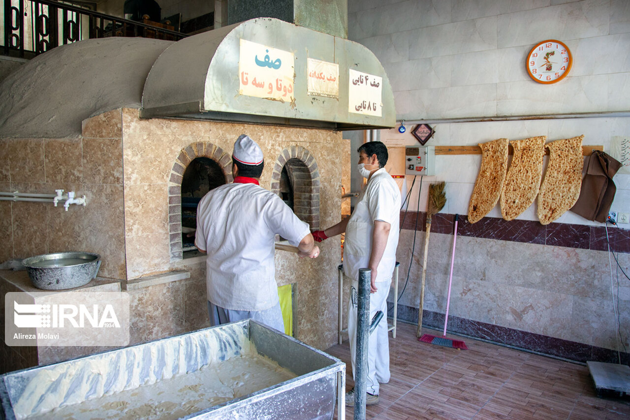 کاهش ۱۰درصدی مصرف آرد در استان تهران/۳۰۰ نانوایی فاقد مجوز فعالیت دارند
