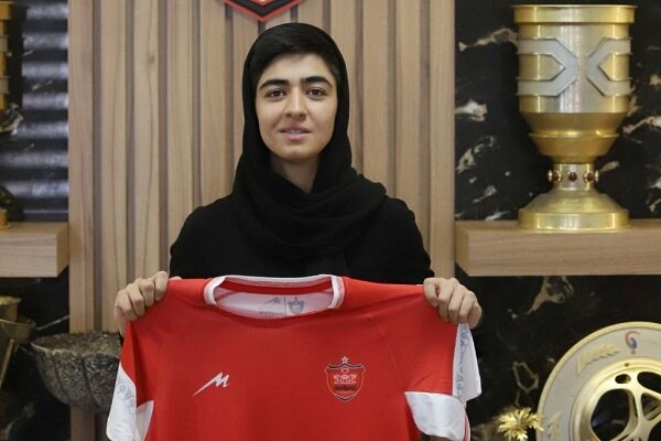 کاپیتان پرسپولیس تمدید کرد