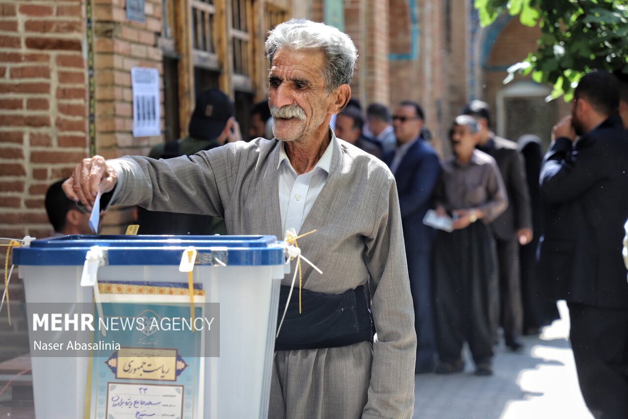 کردها در صف حماسه حضور/همه پای صندوقهای رأی آمدند