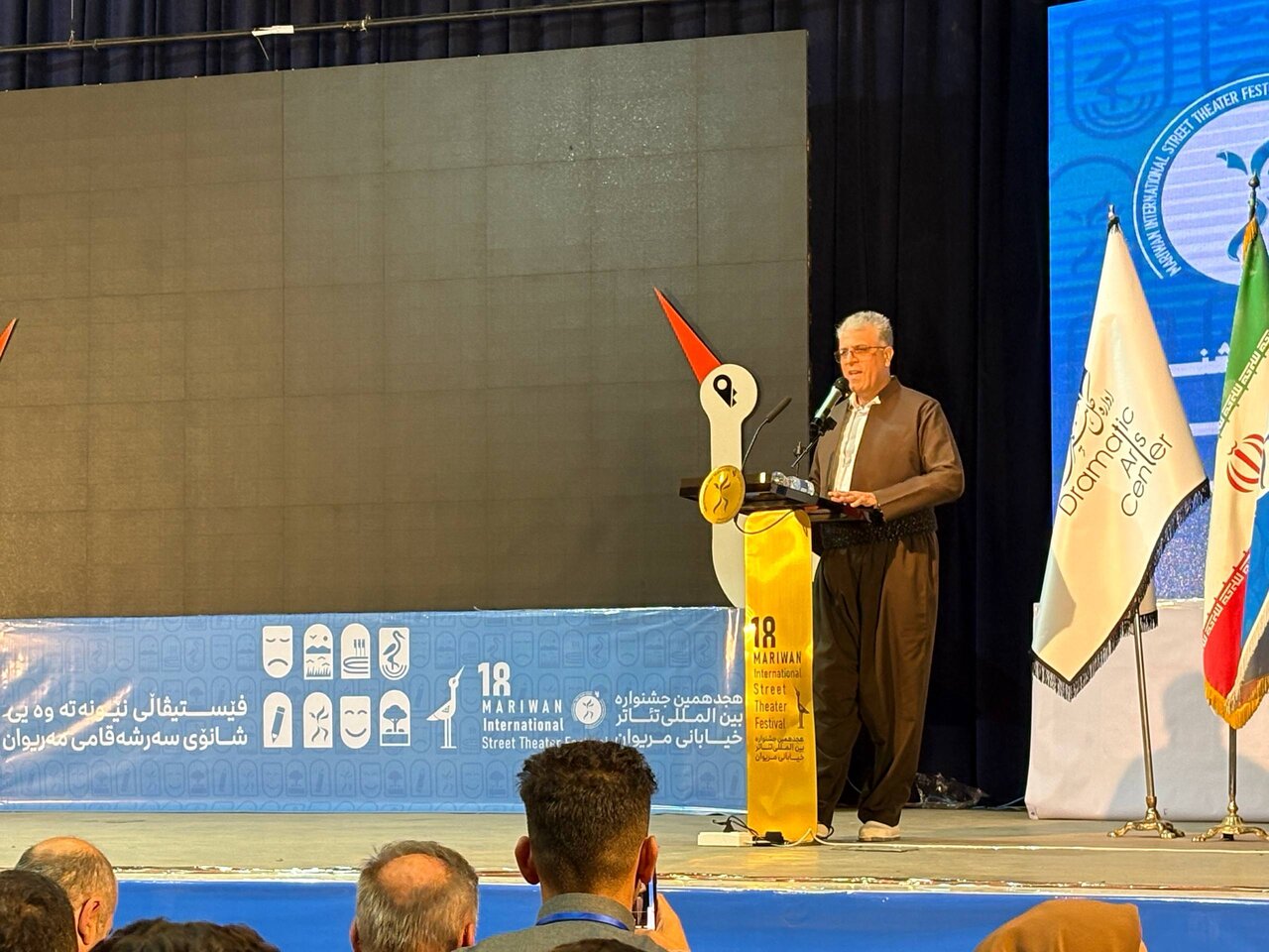 کریمیان: هنرمندان روح جامعه را با آثار خود زنده میکنند