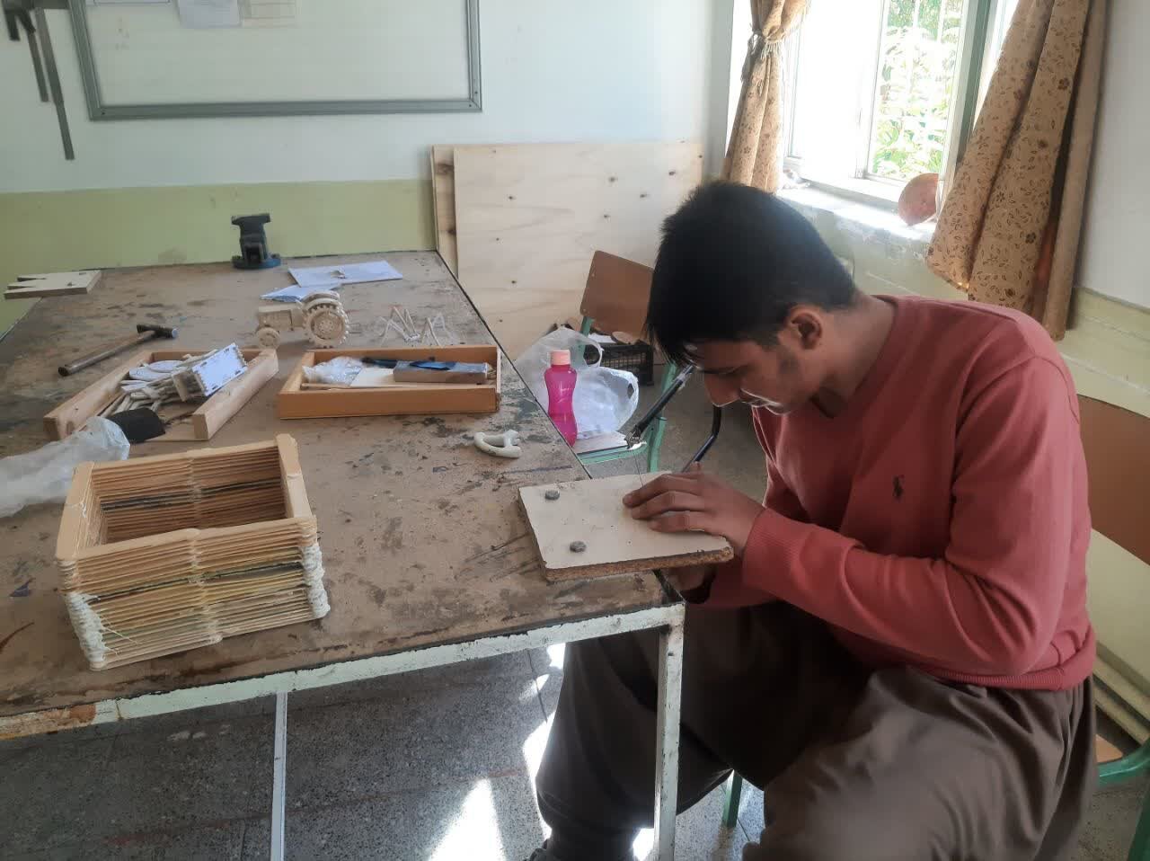 کسب رتبه اول دانشآموز استثنایی کردستانی در مسابقات هنرهای تجسمی