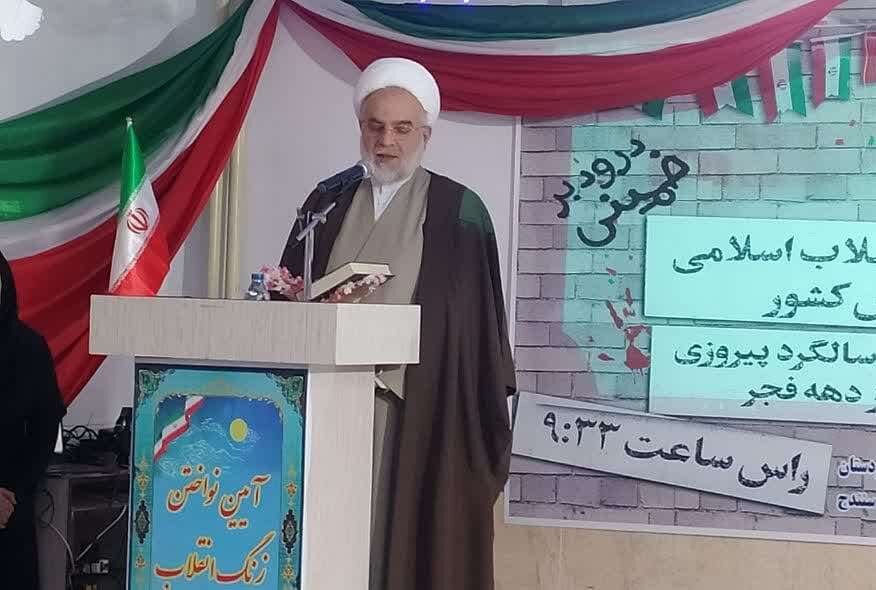 کسب علم و تحصیل دانش خدمت به مردم و انقلاب است