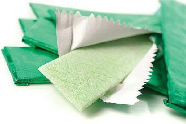 کشف آدامسهای خارجی قاچاق در یک انبار کالا