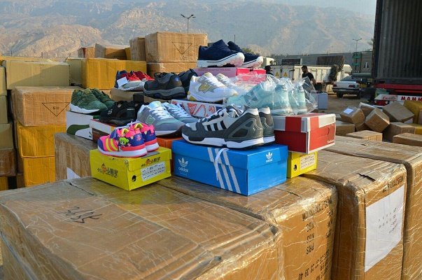کشف کفش و کوله پشتی‌های قاچاق در تهران