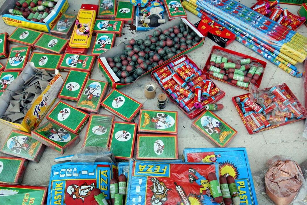 کشف ۲۵ هزار موادمحترقه خطرناک در گرمسار/ خانواده‌ها احتیاط کنند