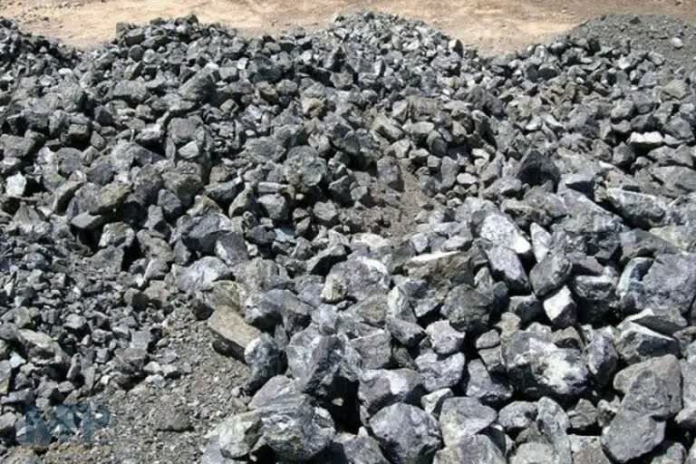 کشف ۳۰۰ تن سنگ سیلسیتین در سرخه؛ متهم روانه زندان شد