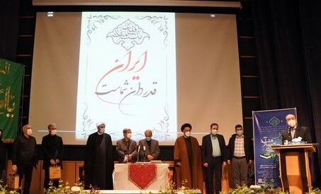 کمونیسم و کاپیتالیسم در ارایه طریق برای تعالی بشر شکست خوردهاند