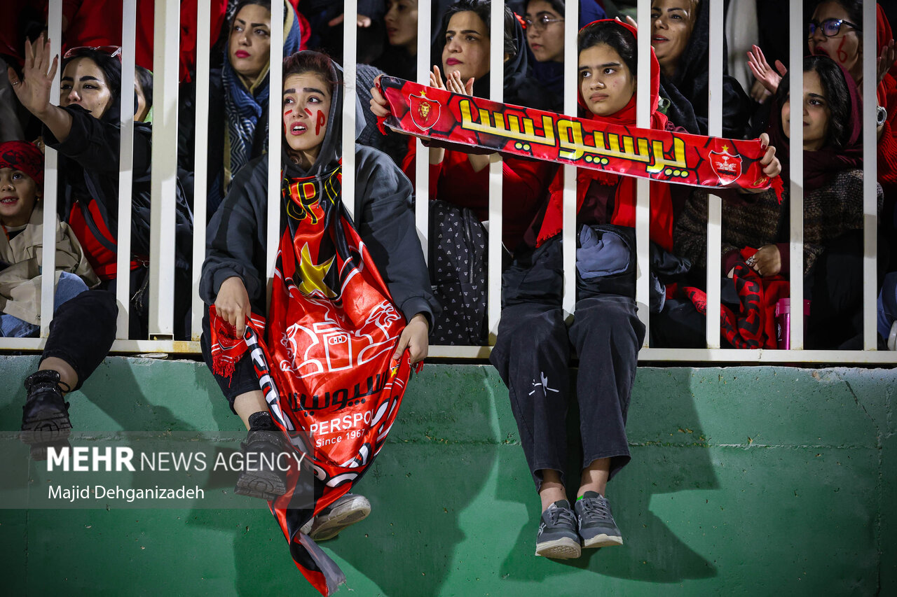 کُری خوانی هواداران زن پرسپولیس برای استقلال
