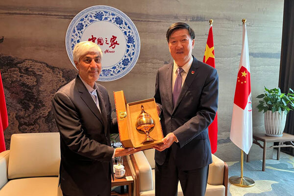 کیومرث هاشمی:از تجربیات چینی‌ها برای ساخت ورزشگاه استفاده
می‌کنیم