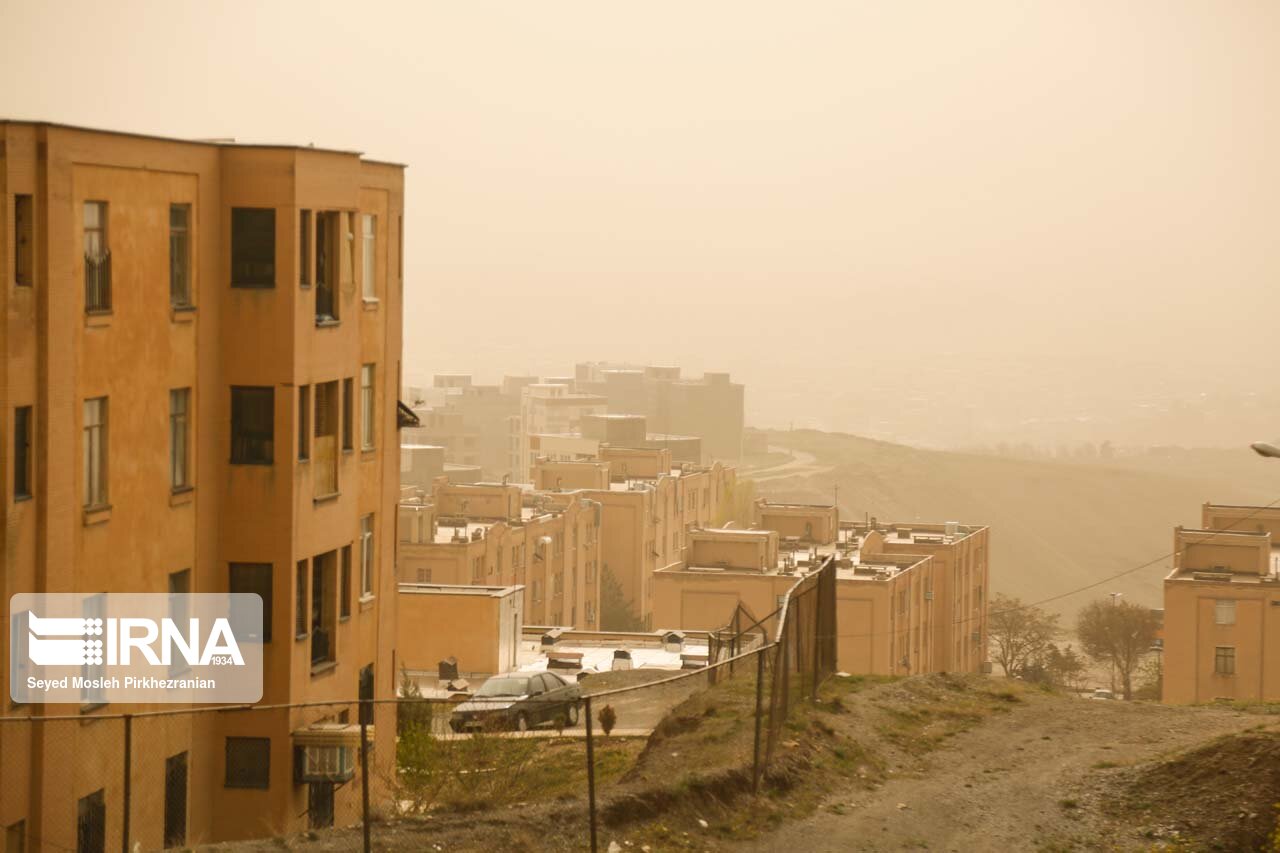 گرد و خاک مدارس برخی شهرستانهای کردستان را تعطیل کرد