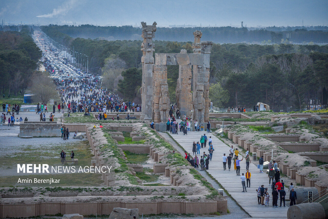 گردشگران نوروزی در میراث جهانی تخت جمشید