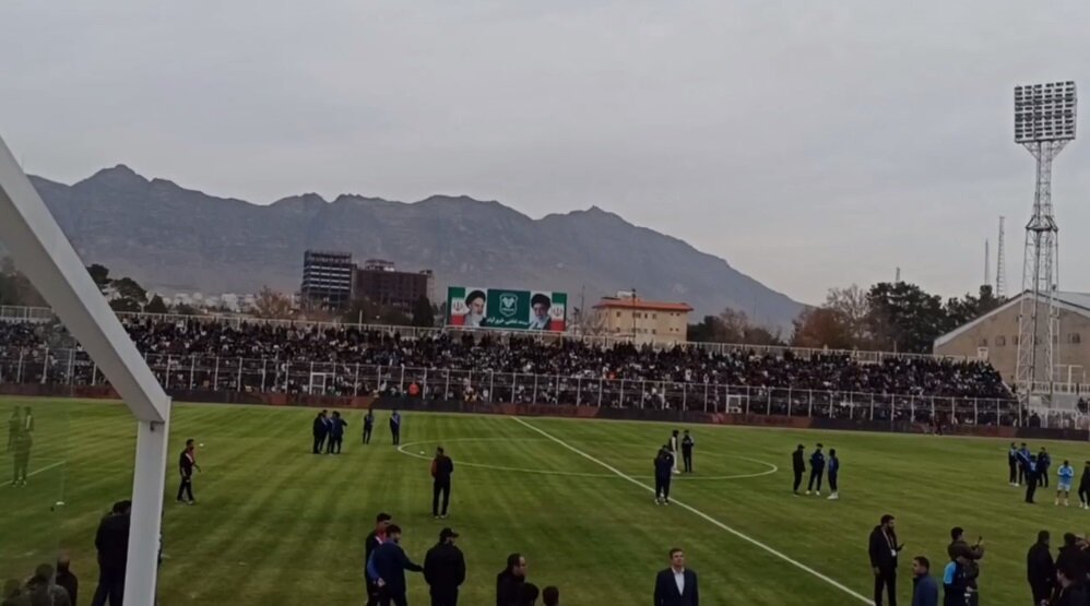 گرم کردن بازیکنان استقلال پیش از بازی با خیبر