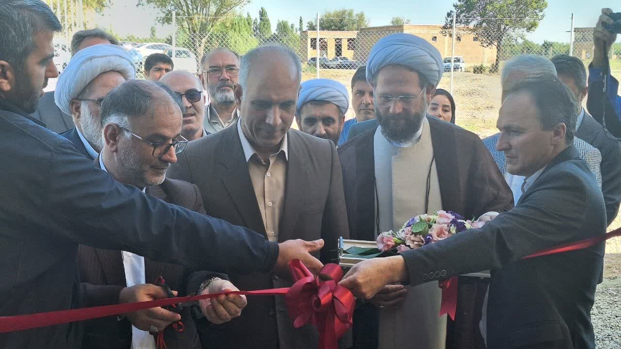 گلخانه هیدروپونیک توت‌فرنگی بقعه امامزاده غریب‌حسن افتتاح
شد