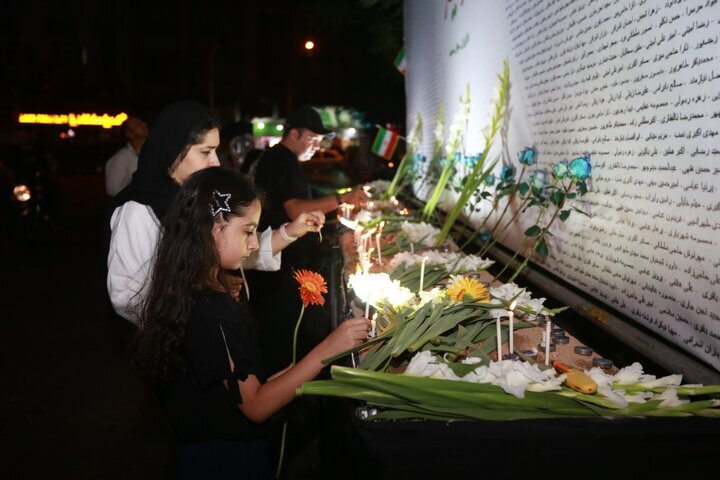 یادمان شهدای حملات اخیر در میدان جمهوری برپا شد