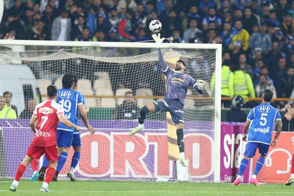 یک رکورد دیگر برای دروازهبان «متزلزل»/ بیرانوند در یک قدمی رحمتی