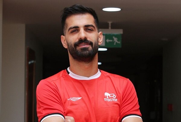 یک مهاجم و یک مدافع خرید جدید تراکتوری‌ها