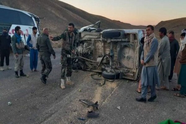 یک کشته و ۱۴ زخمی در تصادف جاده‌ای در مرکز افغانستان