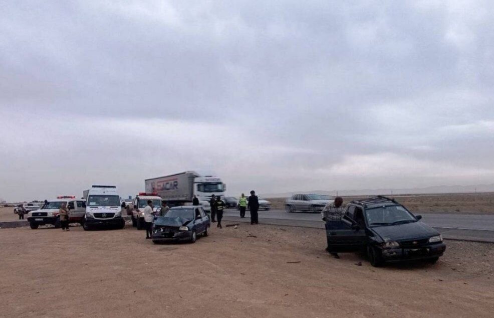 ۱۰ نفر در تصادف زنجیرهای محور سرخه – آرادان مصدوم شدند