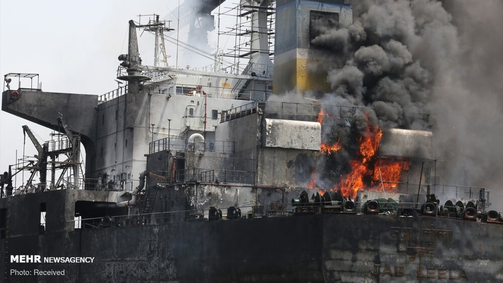 ۱۰ نفر پس از آتش گرفتن یک تانکر نفت در اندونزی کشته شدند