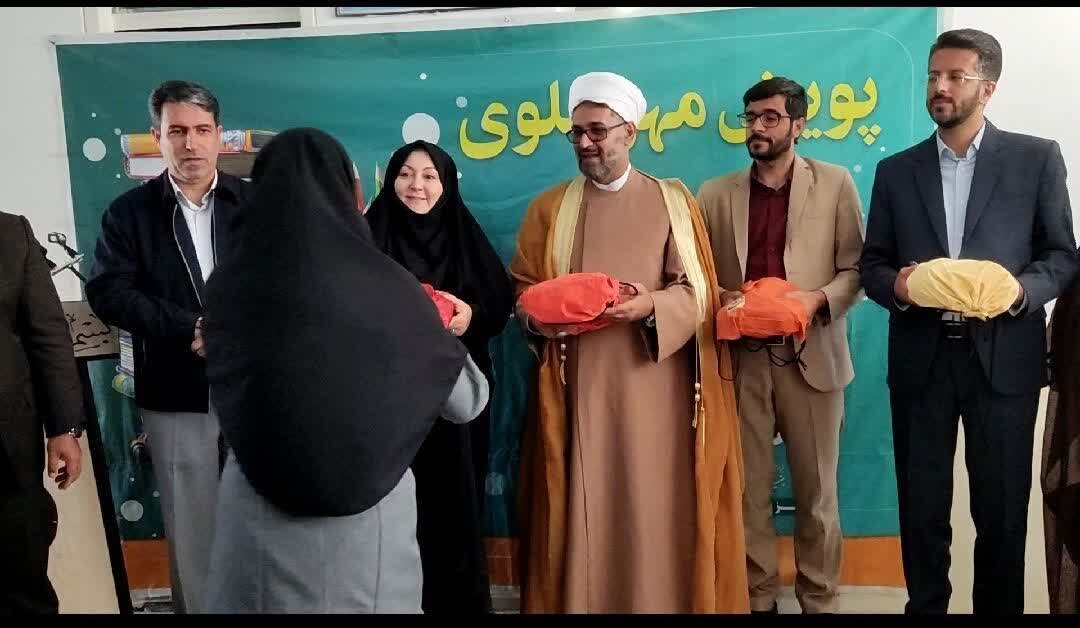 ۱۳۰۰ بسته لوازم‌التحریر بین دانش‌آموزان روستایی دهگلان توزیع شد