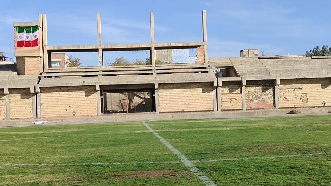 ۱۷ سال انتظار؛ سکوی نیمهتمام ورزشگاه استادیوم مریوان همچنان بلاتکلیف