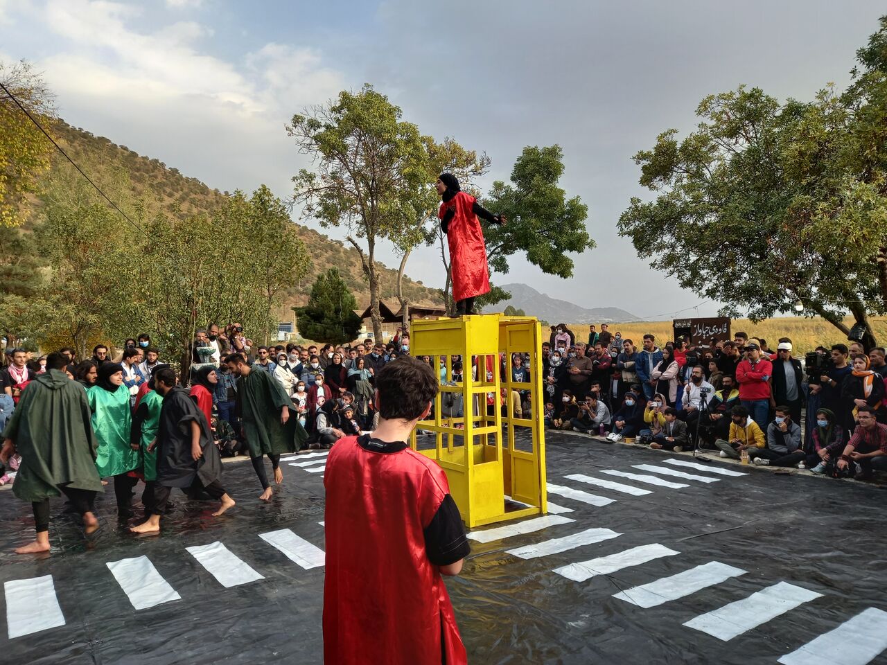 ۲۳ اجرا در آخرین روز از جشنواره تئاتر خیابانی مریوان به روی صحنه رفت