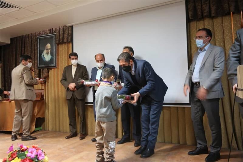 ۷۰۰ دستگاه تبلت به دانشآموزان تحت پوشش کمیته امداد استان کرمانشاه اهدا شد