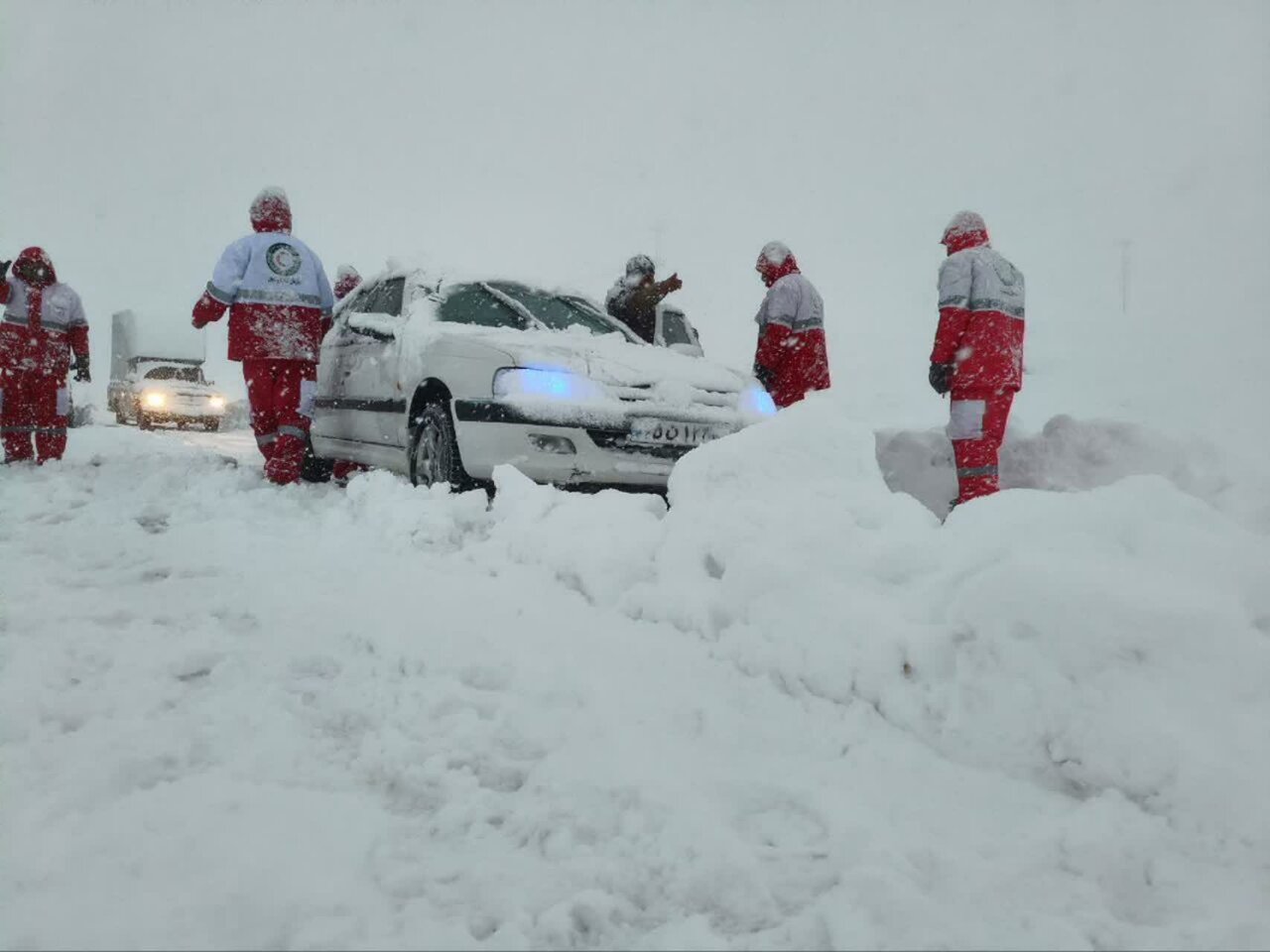۷۸۰ خودرو گرفتار در برف جاده های آذربایجان‌غربی امدادرسانی شدند
