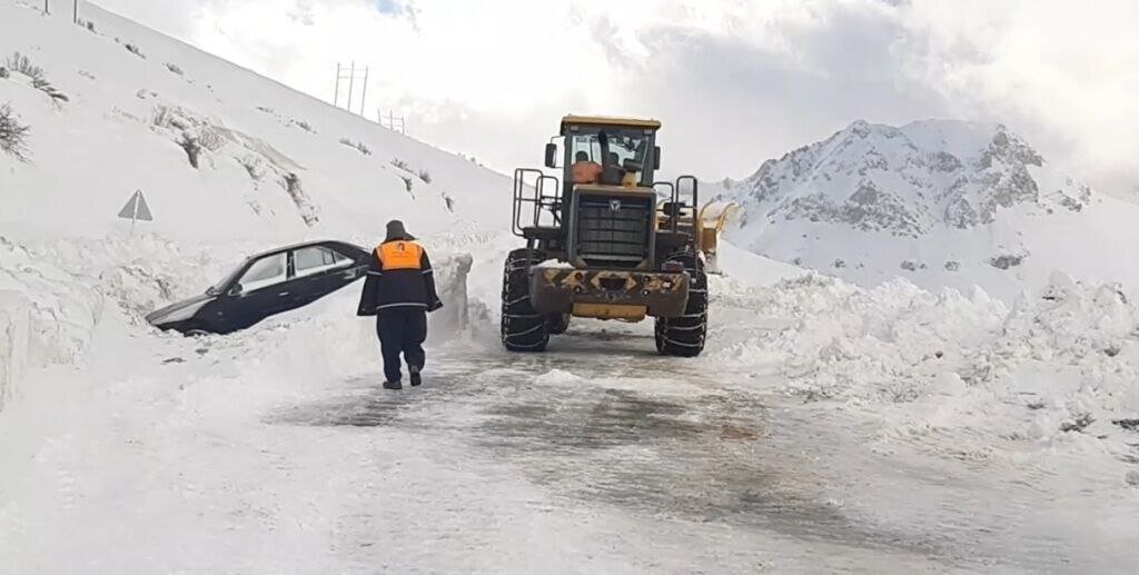 ۸۰ خودرو گرفتار در بهمن در مسیر سروآباد به پاوه رهاسازیشدند