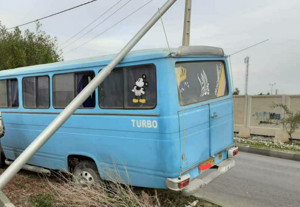 ۹ مصدوم بر اثر برخورد مینیبوس با تیر چراغبرق در دزفول