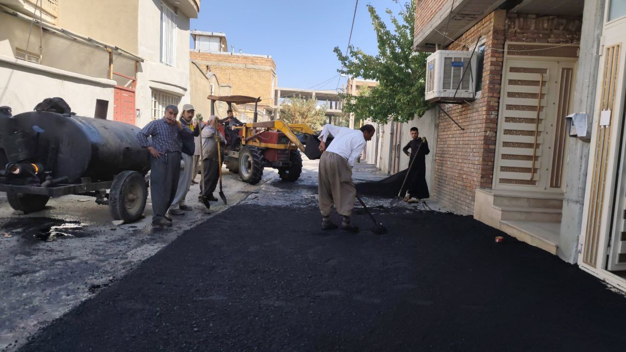عملیات آسفالت کوچه ها و خیابان ها در راستای نهضت آسفالت شهرداری پیرانشهر