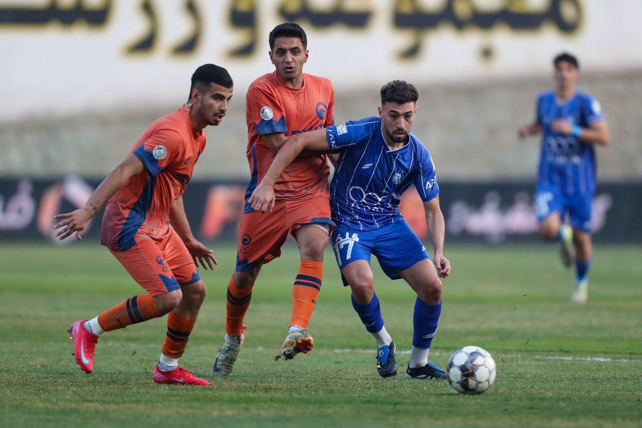 VAR استقلال را از شکست تلخ نجات داد؛ صعود سخت آبیپوشان با آسانی!