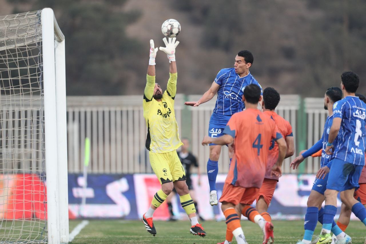 VAR چهره اصلی بازی استقلال و پادیاب/زور دو تیم در ۹۰ دقیقه به هم نرسید