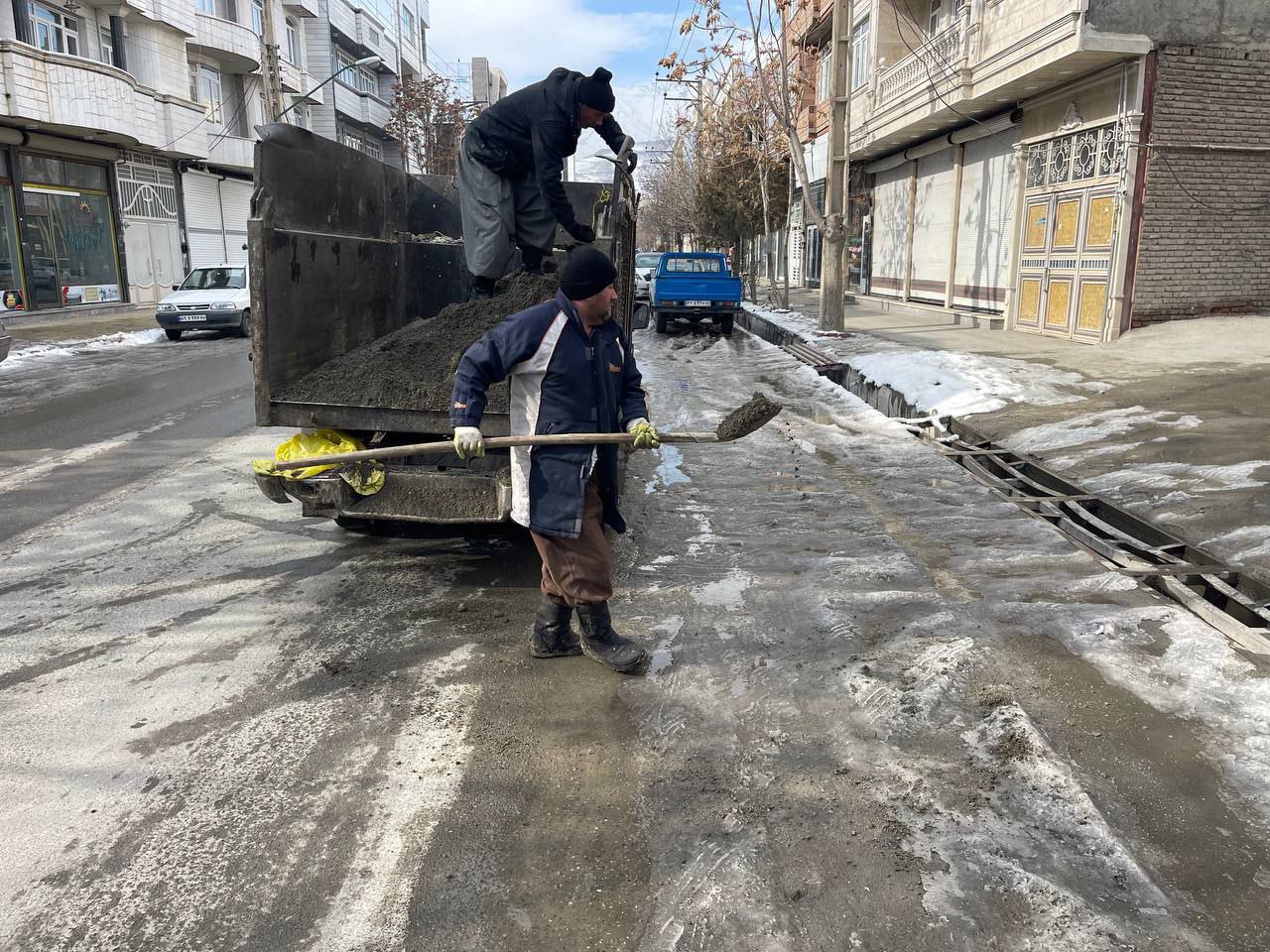 نمک پاشی معابر شهری در فصل زمستان در شهر پیرانشهر
