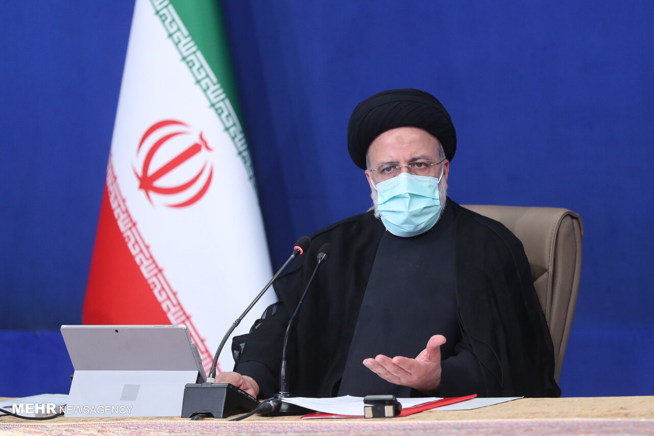 مسئولان دستگاه‌های اجرایی نسبت به گزارش وقوع فساد حساس
باشند