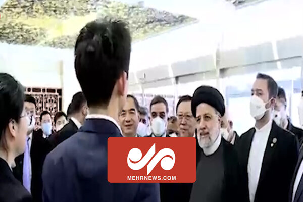 خوشامدگویی دانشجویان دانشگاه پکن به رئیس جمهور با قطعه شعری
فارسی