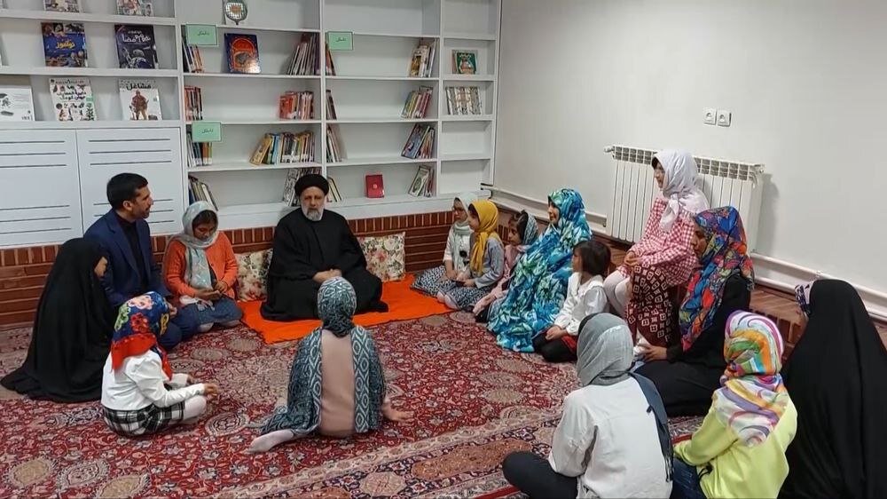رئیسی از یک مرکز نگهداری کودکان فاقد سرپرست موثر بازدید
کرد